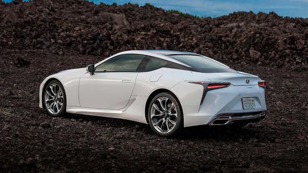 Ein seitlich geparktes Lexus LC Coupé 