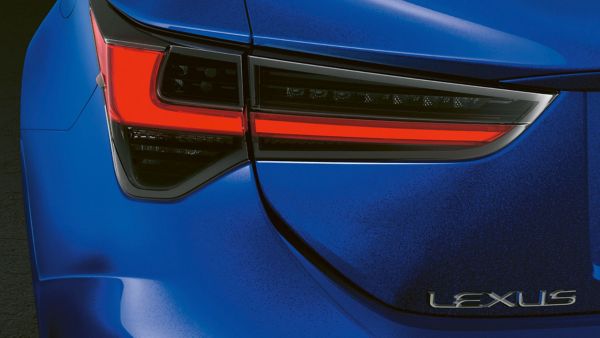Detailaufnahme des linken Rücklichts eines Lexus RCF