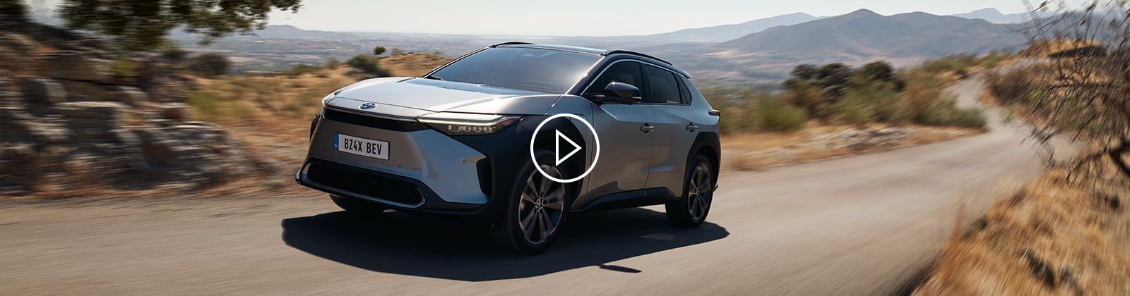 Toyota bZ4X jedzie drogą.