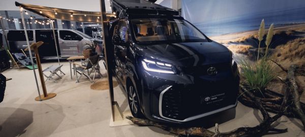Zdjęcie od przodu Toyoty PROACE Verso z zabudową Tanuki