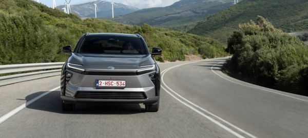 Nowa Toyota bZ4X podczas jazdy po autostradzie