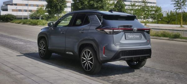 Toyota Yaris Cross na tle drzew i budynktów