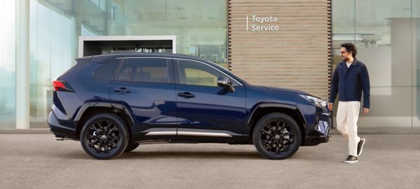 Toyota zaparkowana obok serwisu
