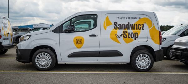 Zdjęcie boczne Toyoty PROACE CITY w barwach Sandwicz Szop