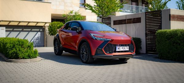 Nowa Toyota C-HR zaparkowana na podjeździe domu