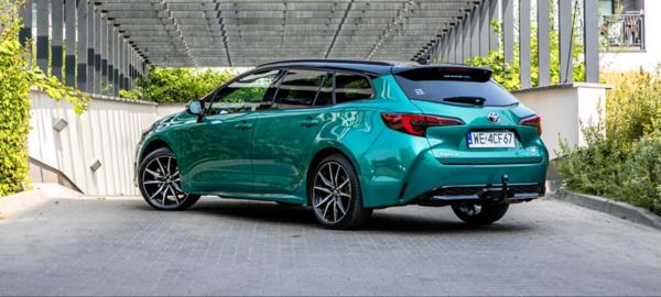 Toyota Corolla wjeżdżająca do garażu
