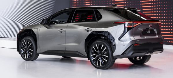 Toyota bZ4X má rychlejší nabíjení, vyšší výkon a delší dojezd