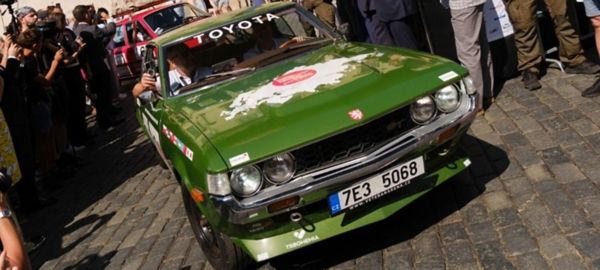 Konvoj 50 let starých aut se vydal z Prahy až do japonské Ósaky