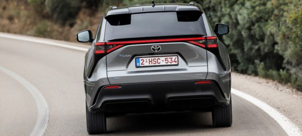 Zdjęcia Nowej Toyoty bZ4X od tyłu