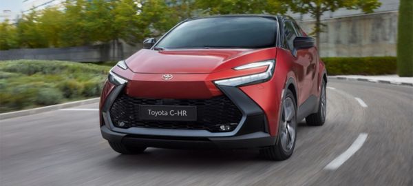 Toyota C-HR jadąca przez miasto