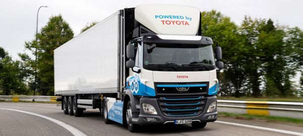 Wodorowa ciężarówka Toyoty podczas jazdy po autostradzie