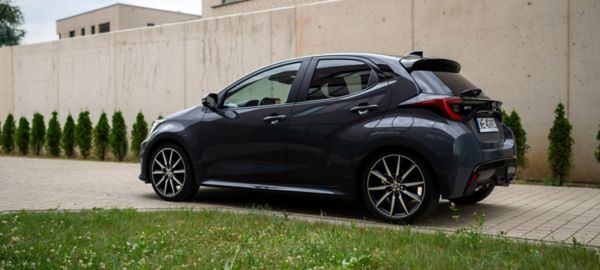 Toyota Yaris zaparkowana na podjeździe obok domu