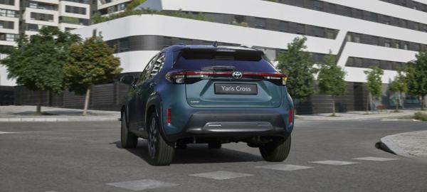 Toyota Yaris Cross podczas poruszania się po mieście