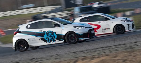 Toyota GR Yaris podczas wyścigu na torze