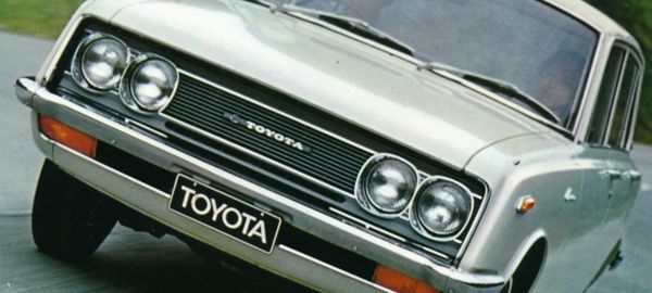 Toyota Corona z 60. let doprovodí jízdu veteránů z Prahy do Ósaky