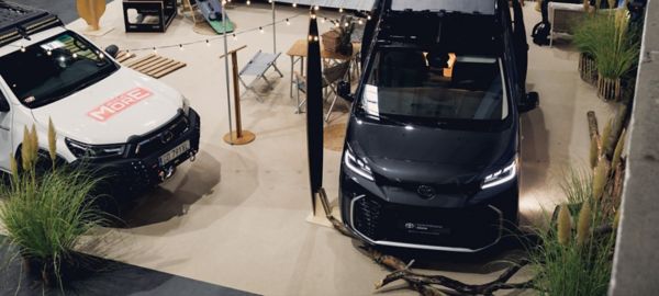Zdjęcie Toyoty PROACE Verso z zabudową Tanuki znajdującego się na wystawie