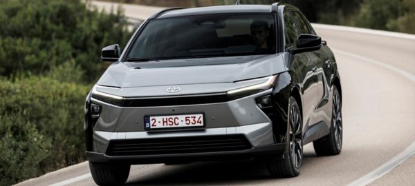 Zdjęcie Nowej Toyoty bZ4X od przodu