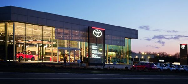 Pracownik i klient Toyoty