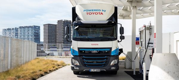 Wodorowa ciężarówka Toyoty podczas tankowania