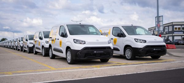 Zdjęcie floty samochodów Toyota PROACE CITY w barwach Sandwicz Szop