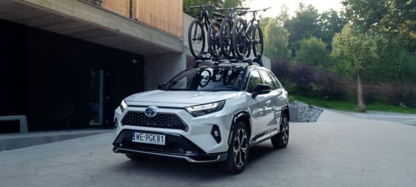 Toyota RAV4 z zamontowanym bagażnikiem dachowym na rowery