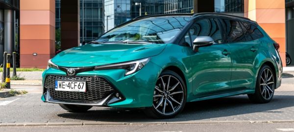 Toyota Corolla wyjeżdża z garażu