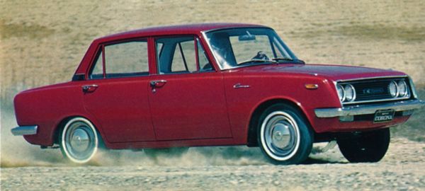 Toyota Corona z 60. let doprovodí jízdu veteránů z Prahy do Ósaky
