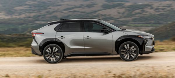 Boczna zdjęcie Nowej Toyoty bZ4X