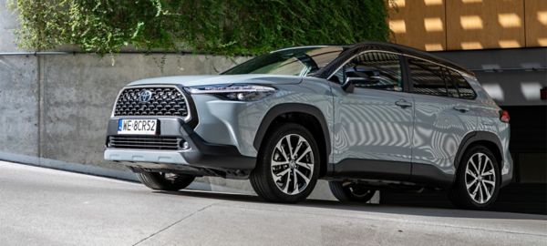 Toyota Highlander wyjeżdżająca z garażu