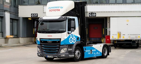 Wodorowa ciężarówka Toyoty na tle powierzchni magazynowej