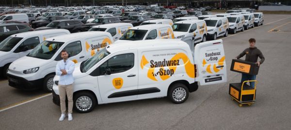 Zdjęcie floty samochodów Toyota PROACE CITY w barwach Sandwicz Szop