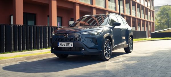Toyota RAV4 zaparkowana obok budynku mieszkalnego