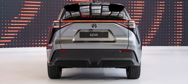 Toyota bZ4X má rychlejší nabíjení, vyšší výkon a delší dojezd
