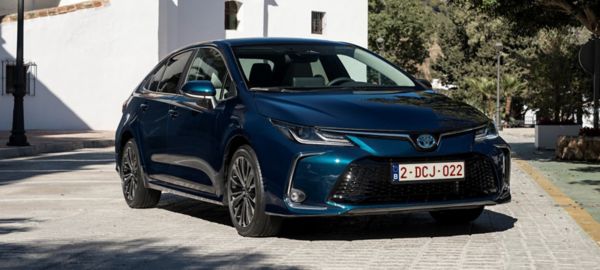 Toyota Corolla Sedan zaparkowana na tle białego budynku