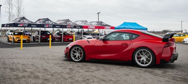 Toyota Supra na torze wyścigowym