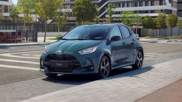 Zaparkowana Toyota Yaris na tle budynku i drzew
