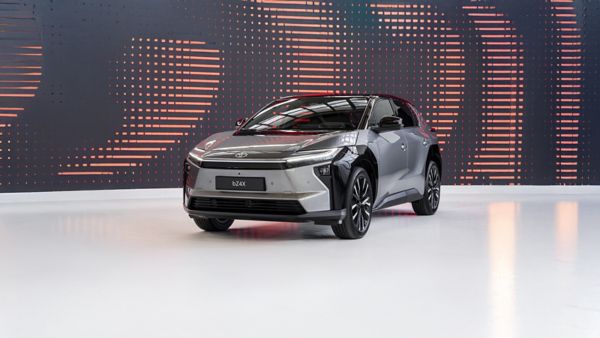 Toyota bZ4X má rychlejší nabíjení, vyšší výkon a delší dojezd