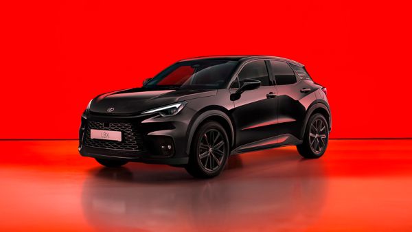 Un Lexus LBX Vibrant Edition parcheggiato in strada