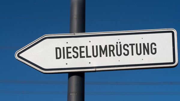 Wegweiserschild mit der Aufschrift "Dieselumrüstung"