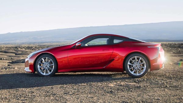 Seitlich geparktes Lexus LC Coupé in rot