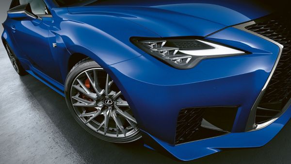 Detailaufnahme der rechten Front eines Lexus RCF