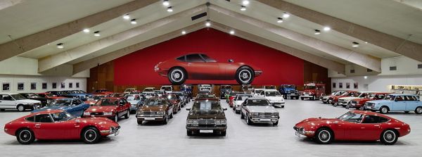 Oldtimer in einer Halle