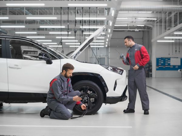 Toyota Mechaniker bei der Arbeit