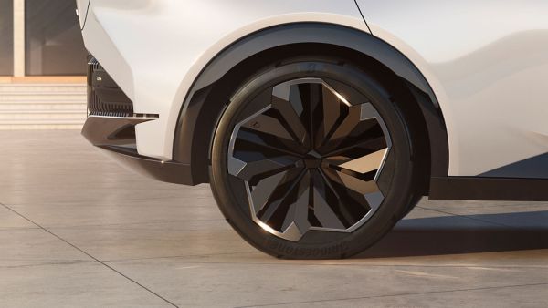 Detailaufnahme eines Reifens am Lexus LF-Z Electrified Konzeptwagen