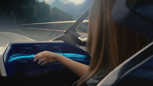 Ein Beifahrer bedient das futuristische Multimedia Panel eines Lexus LF-30 Electrified Konzeptfahrzeugs