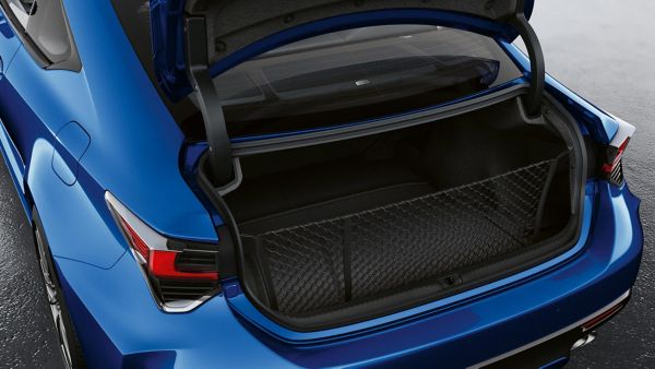 Ein geöffneter Kofferraum eines Lexus RCF