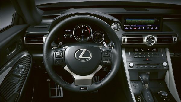 Das Cockpit aus Fahrerperspektive in einem Lexus RCF