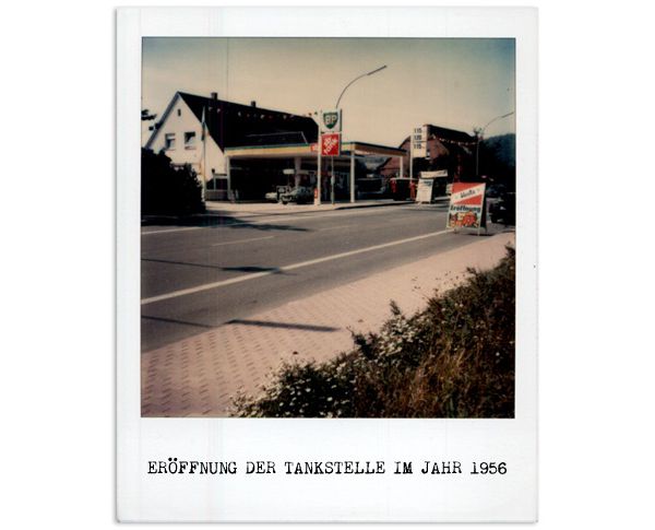 Ein Polaroid Bild von der ersten Tankstelle des Autohaus Gehrmann aus dem Jahr 1956