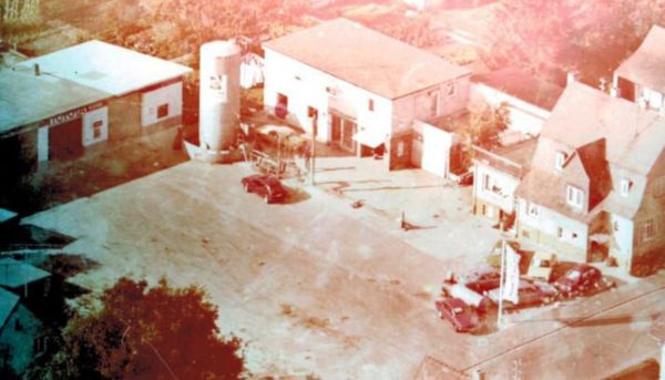 Ein Bild vom Gebäude im Jahr 1987 aus der Vogelperspektive des Auto Eise GmbH 