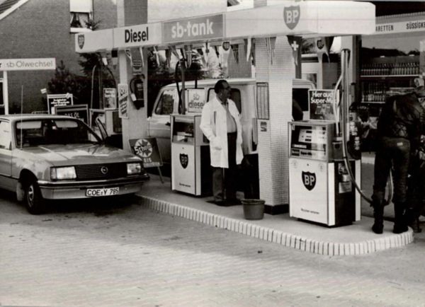 Ein Schwarzweiß-Bild von der Tankstelle des Autohaus Gerhmann aus dem Jahr 1981